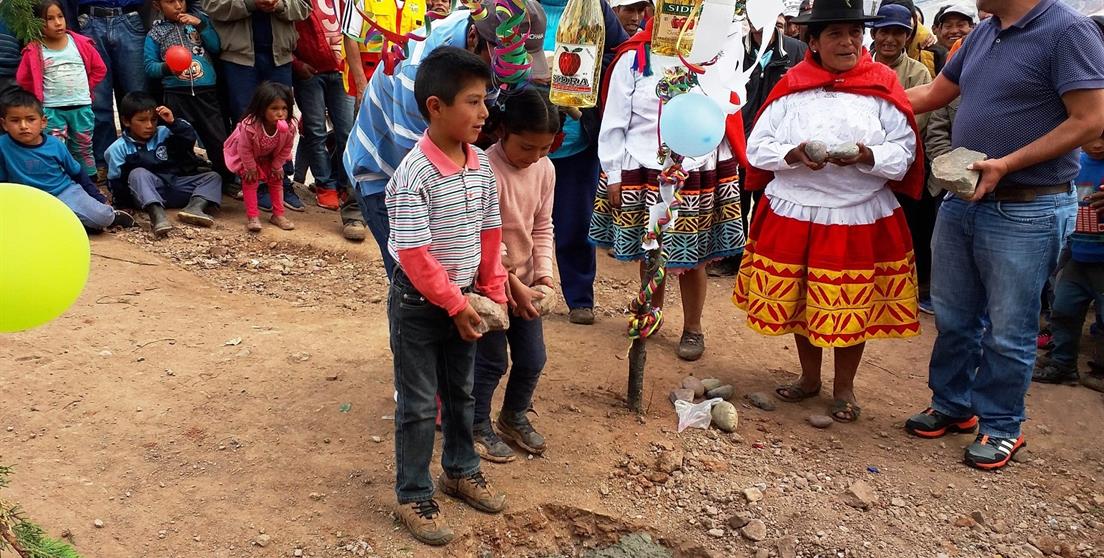 Niños colocan primera piedra del proyecto