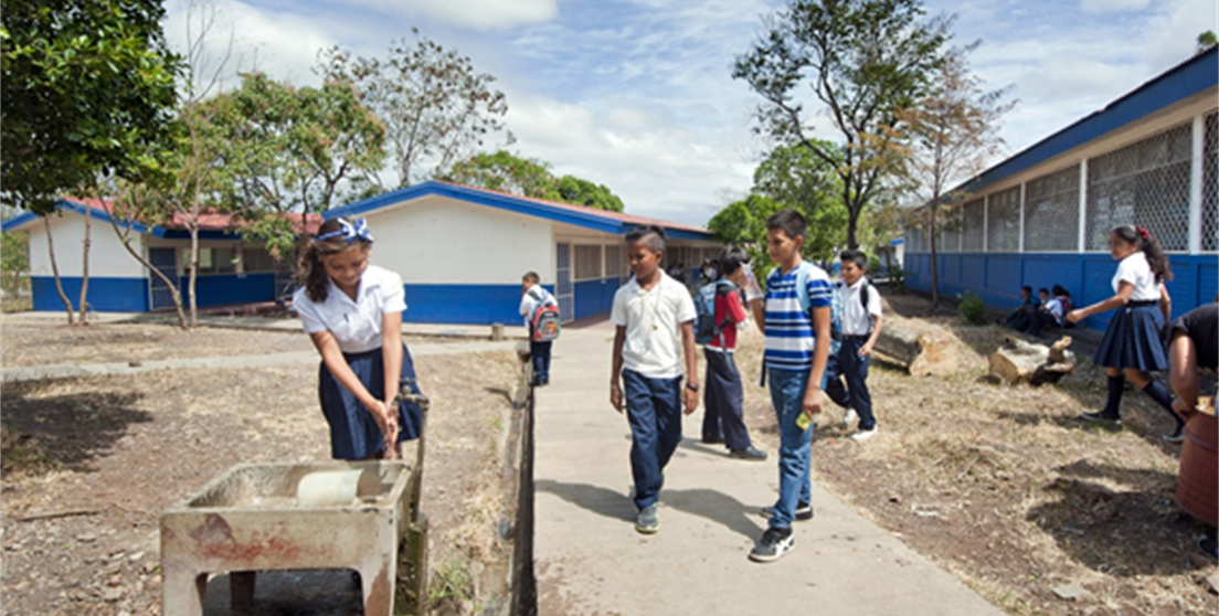 Niños van por agua en El Salvador