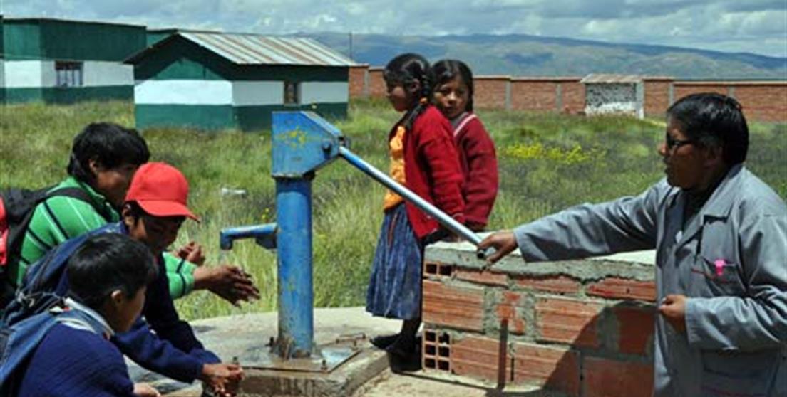 Profesor sacando agua del pozoProfesor sacando agua del pozo