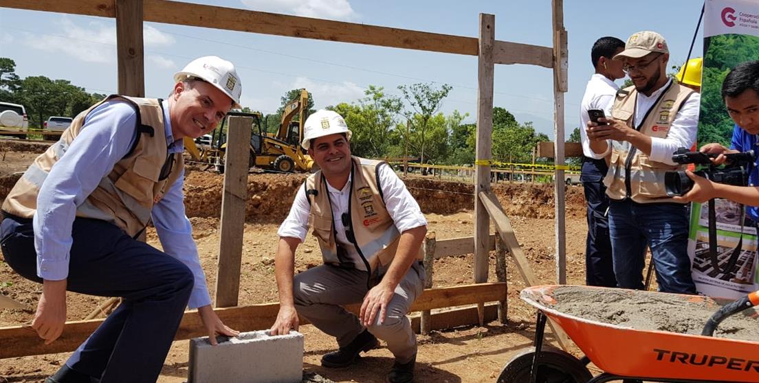Autoridades colocan primera piedra de la obra