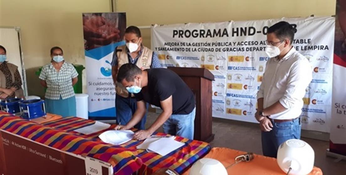 entrega de equipos en Gracias, Honduras